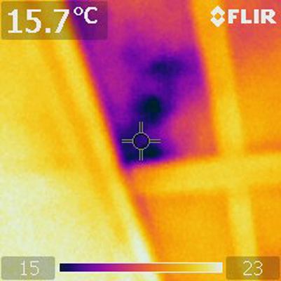 Opname met een warmtebeeldcamera (gaten in de glaswol van een ventilatieplafond)