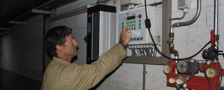Peter van de Voorst aan het werk in een varkensstal